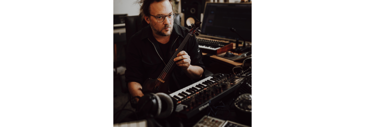 Matthias Jakisic ist ein Musiker, der auch für Theater & Film komponiert. Ein Studiobesuch.