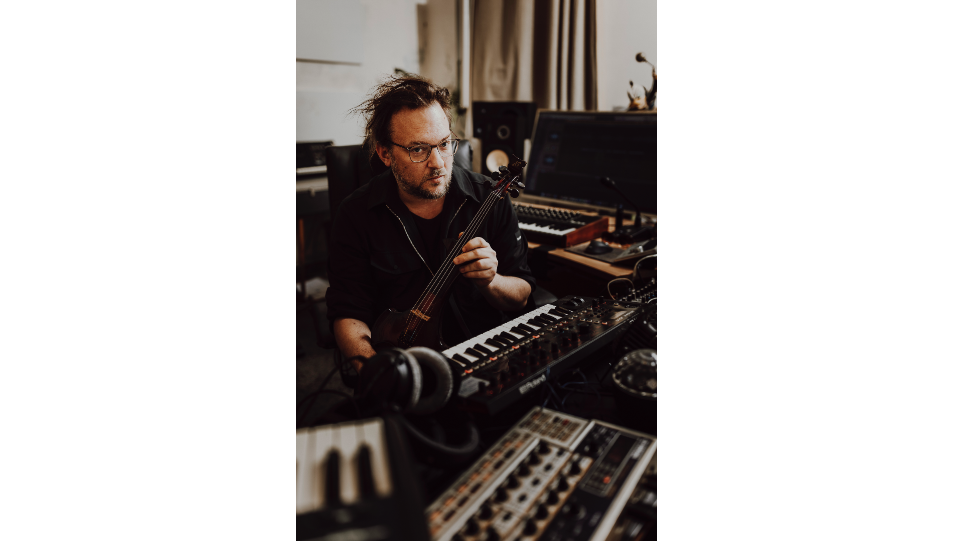 Matthias Jakisic ist ein Musiker, der auch für Theater & Film komponiert. Ein Studiobesuch.