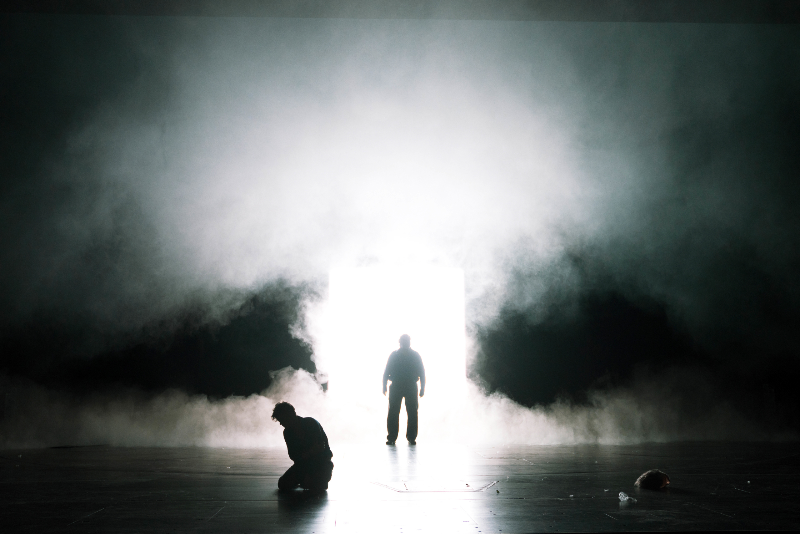 Geothes FAUST im Volkstheater: Volkstheater-Hausherr Kay Voges beißt sich in seiner Inszenierung am Augenblick und somit am Bild fest.