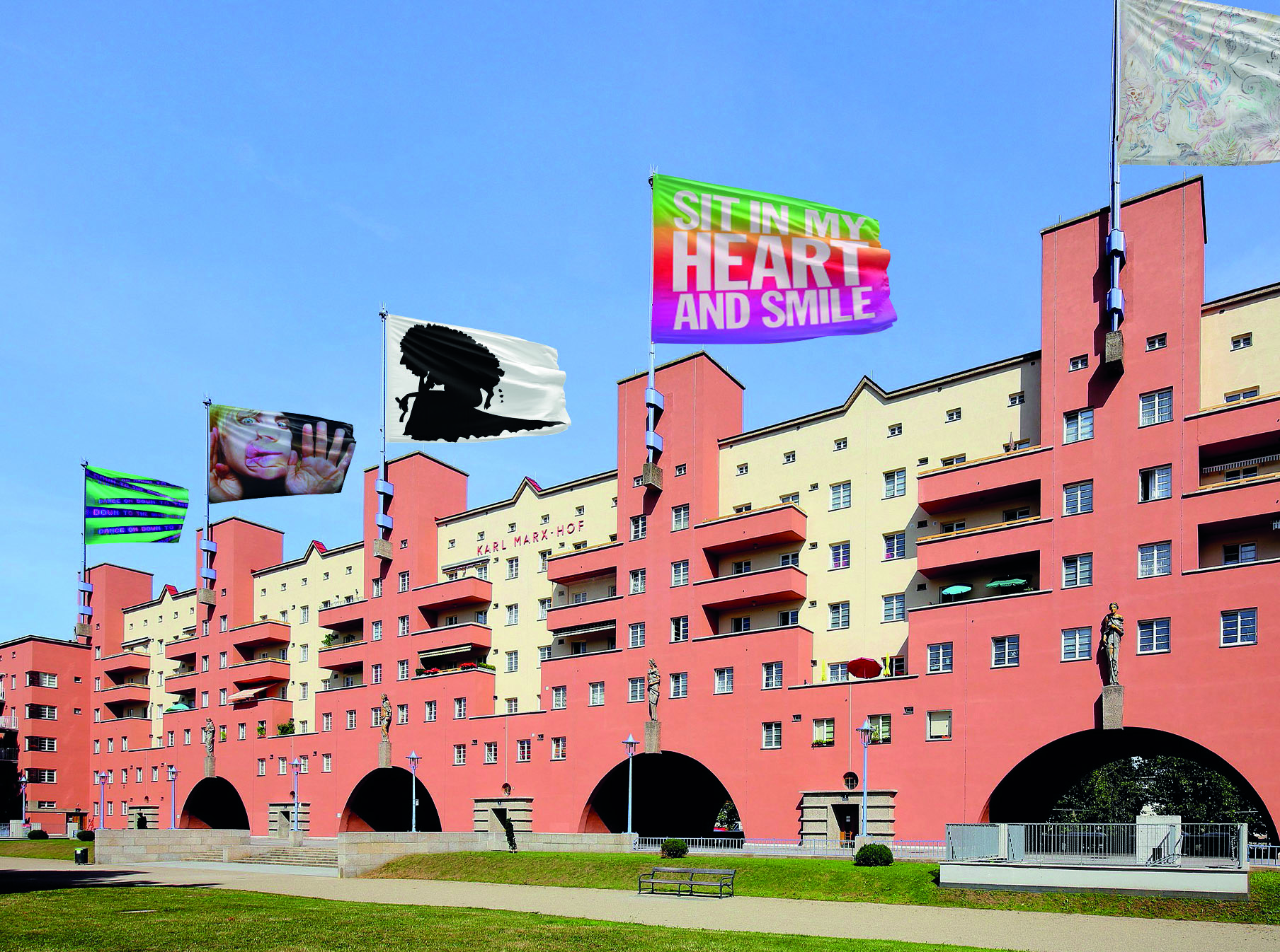 Die Künstlerinnen-Gruppe „Arts of the Working Class“ aus Berlin präsentiert gemeinsam mit wohnpartner und der Kunsthalle Wien bedruckte Fahnen mit Zitaten aus Lieblingsliedern von Gemeindemieterinnen.