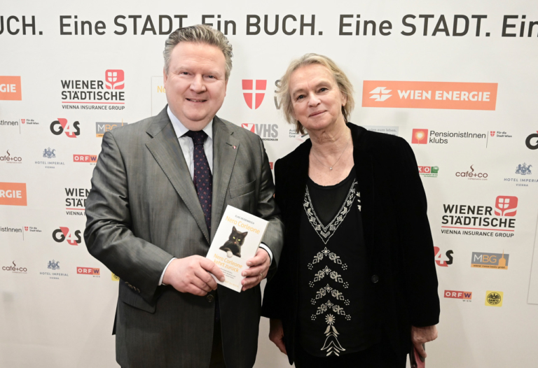 Schon bei der Eröffnung am Dienstag standen in der Hauptbücherei so viele Menschen wie noch nie an, um als erste ein Gratisbuch zu ergattern.