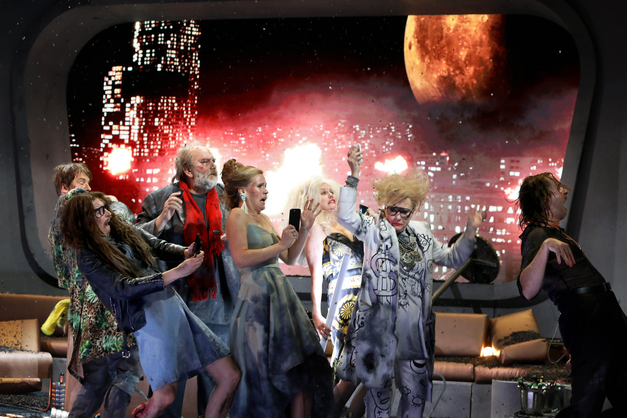 Wer sagt, wir hätten momentan schon genug Krisen? Im Volkstheater gibt es jetzt Vulkanausbrüche, Meteroiteneinschläge und zum finalen Schluss noch ein aus dem CERN ausgebrochenes alles verschlingendes Schwarzes Loch.