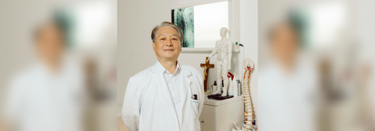 Univ.-Prof. DDDr. U-Hyun Park vereint Schulmedizin und Jahrtausende altes TCM-Wissen, um Energieflüsse im Körper zu balancieren: „Nicht die Symptome werden behandelt, sondern die Ursachen.“