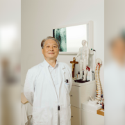 Univ.-Prof. DDDr. U-Hyun Park vereint Schulmedizin und Jahrtausende altes TCM-Wissen, um Energieflüsse im Körper zu balancieren: „Nicht die Symptome werden behandelt, sondern die Ursachen.“