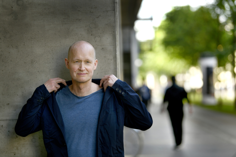 Mit dem Roman „Es geht uns gut“, der 2005 den Deutschen Buchpreis gewann, wurde der in Wien lebende, in Vorarlberg geborene Autor Arno Geiger international bekannt. Seit Buch über seinen alzheimerkranken Vater „Der alte König in seinem Exil“ wurde 2011 zu einem Bestseller. In seinem neuen Buch „Das glückliche Geheimnis“ berichtet Geiger von seiner jahrzehntelang gepflegten Leidenschaft, in Altpapiercontainern nach Briefen, Tagebüchern und Handschriftlichem zu suchen.