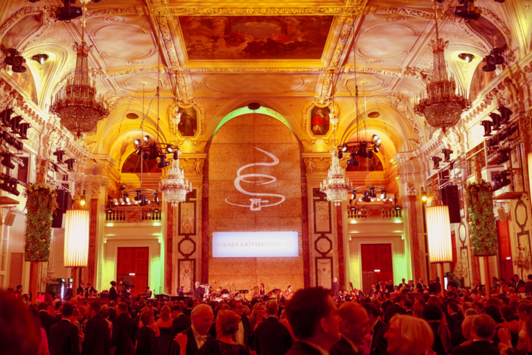 Der Kaffeesiederball meldet sich mit einem Paukenschlag zurück und wartet mit einem hochkarätigen Programm auf. Erleben Sie Freude und Genuss auf diesem Highlight der Ballsaison.