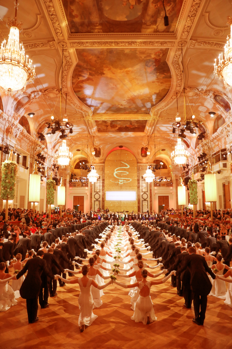 Sichern Sie sich jetzt noch Karten für das Highlight der Ballsaison: Der Kaffeesiederball meldet sich mit einem Paukenschlag zurück und verwandelt die Hofburg am 3. Februar in das größte Kaffeehaus Österreichs. Ein hochkarätiges Programm garantiert Freude und Genuss an diesem besonderen Abend!