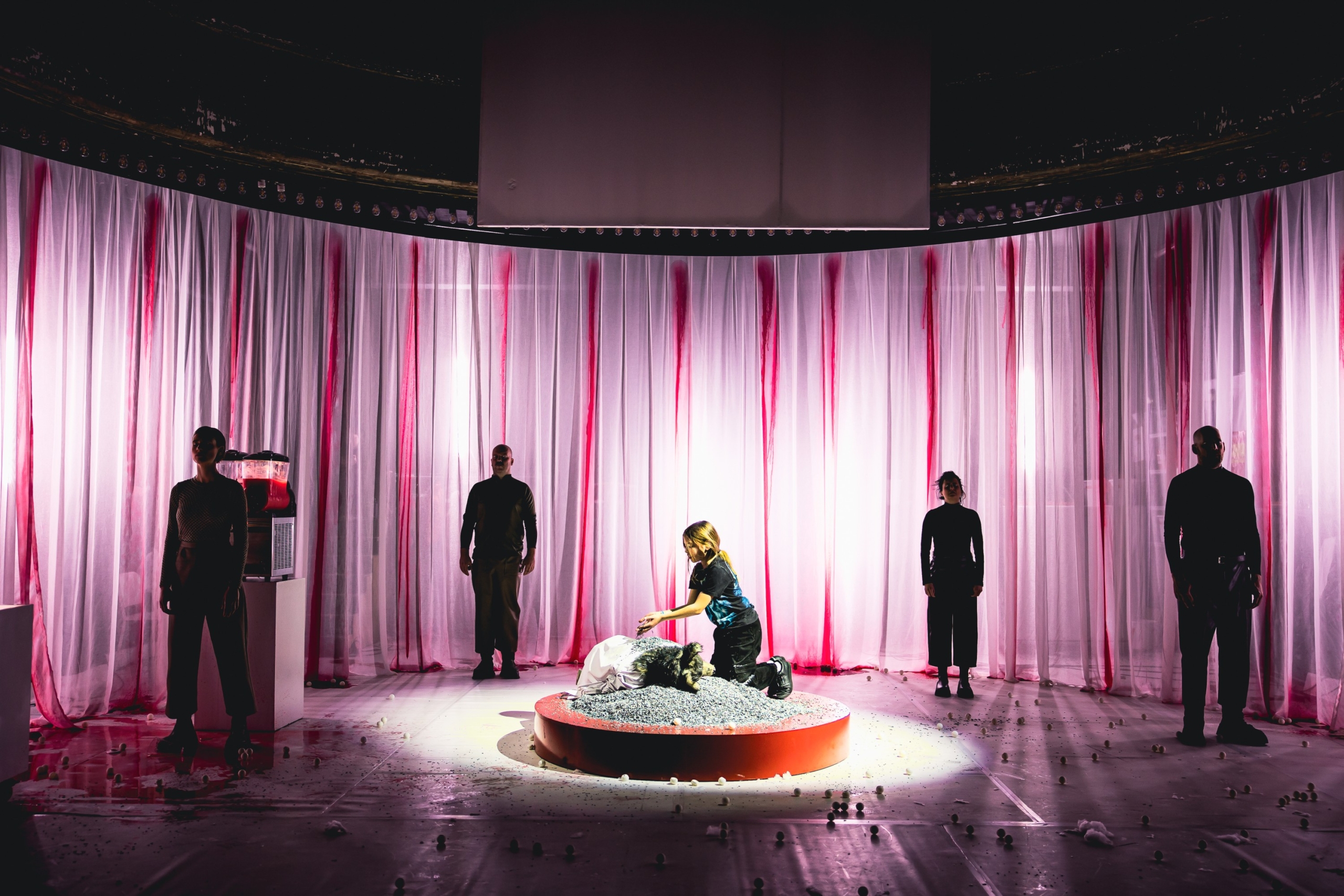 Die junge Schweizer Autorin Selma Matter wurde für ihr gemeinsam mit  Marie Lucienne Verse geschriebenes Stück „Alice verschwindet“, das zuletzt in Linz Premiere hatte, mit dem Thomas-Bernhard-Stipendium 2022 ausgezeichnet, im Schauspielhaus gewann sie das Hans-Gratzer-Stipendium. Bei der Uraufführung ihres Stücks „Grelle Tage“ hängt nun der Klimawandel als Damoklesschwert über dem Geschehen. Eine Archäologin und ihr Assistent wollen im schmelzenden Eis bei Jakutsk Mammuts vor Elfenbeinjägern – „Mammutdealern“ – schützen und stecken bald im Schlamm fest. Da wird ein Tausende Jahre alter Wolfshund aufgetaut und beginnt zu leben. Der „zerfledderte Hund“ irrt durchs Gelände, während ein weiß gekleideter Mensch die Katastrophe durch die Klimaerwärmung prophezeit. Regisseurin Charlotte Lorenz lässt den apokalyptischen Text in einem weißen, von Vorhängen umkränzten Raum spielen, in dem es nur ein kleines Podest, eine Kühltruhe, eine Eisgetränke- und eine Zuckerwattemaschine stehen. Simon Bauer, Vera von Gunten, Clara Liepsch, Sebastian Schindegger, Til Schindler und Nico Werner-Lobo spielen unterschiedliche Rollen. Bemerkenswert ist vor allem wie der Bub Werner-Lobo schauspielerisch mit dem Ensemble problemlos mithalten kann – zuerst in der Rolle des Hundes, dann als Prophet. Er ist der Star des Abends.