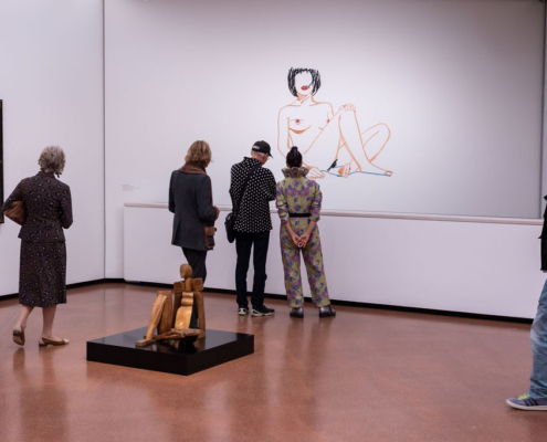 Bei einem Streifzug durch die Ausstellung LOOK in der Heidi Horten Collection begegnen Besucher*innen glanzvollen Divas, modernen Frauen der Avantgarde, feministischen Gegenpositionen und atemberaubenden Kreationen aus Chiffon, Taft und Seide.