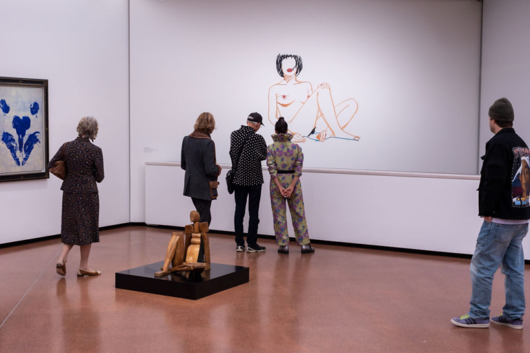 Bei einem Streifzug durch die Ausstellung LOOK in der Heidi Horten Collection begegnen Besucher*innen glanzvollen Divas, modernen Frauen der Avantgarde, feministischen Gegenpositionen und atemberaubenden Kreationen aus Chiffon, Taft und Seide.