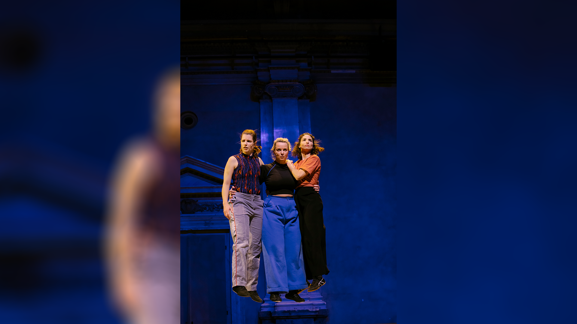 Die Wiener Theatermacherin Sara Ostertag hat „Das flüssige Land“ jetzt in einer Theaterfassung (mit Jeroen Versteele) auf die Bühne des Burgtheater-Kasinos gebracht.