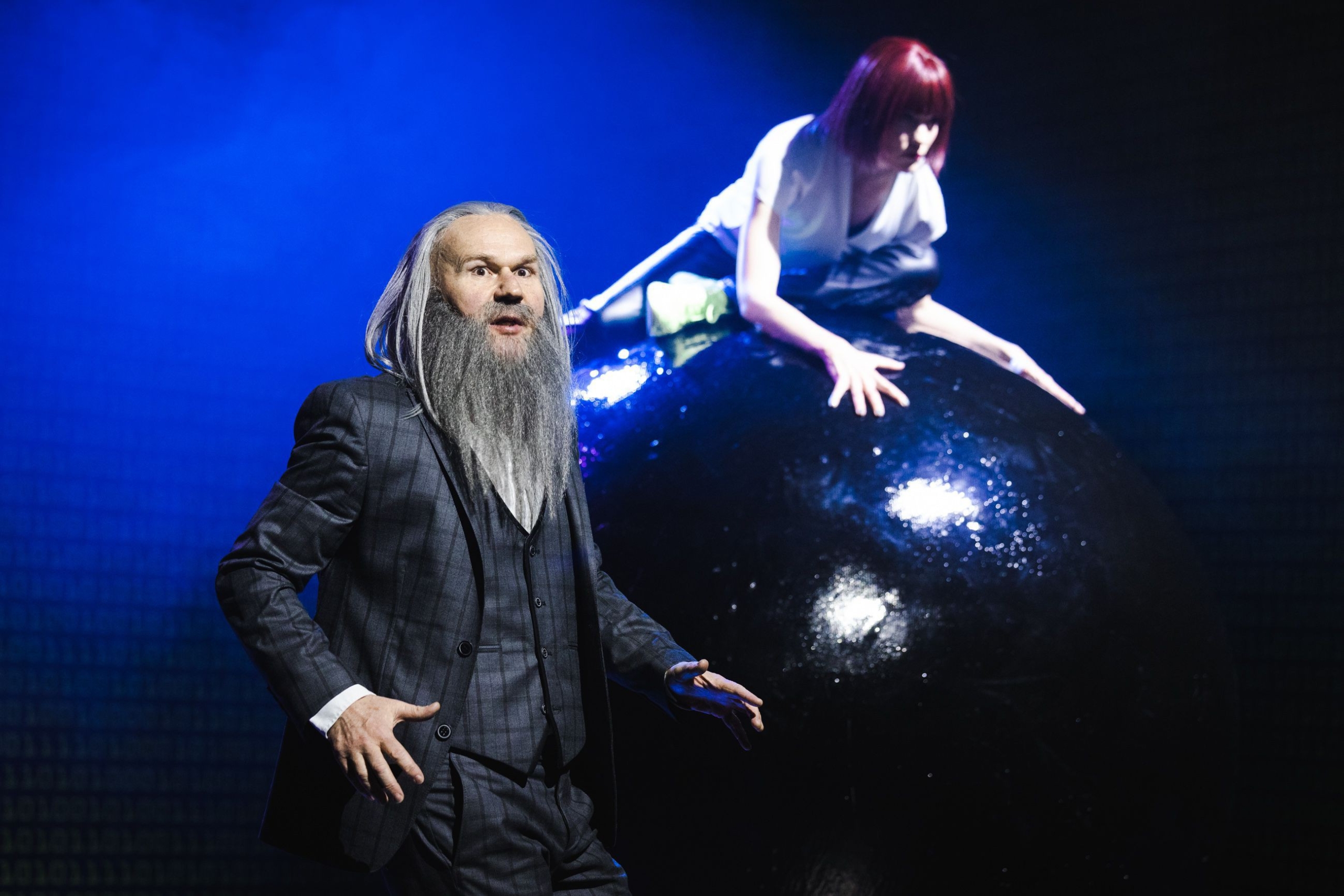 Was ist denn heute noch real, wenn sich das wirkliche Leben anscheinend im Netz und in den Foren abspielt? Bernd Liepold-Mosser hat für das Theater dastag in der Gumpendorfer Straße Nestroys nach dem Scheitern der Revolution geschriebene Posse „Höllenangst“ ins heute transferiert