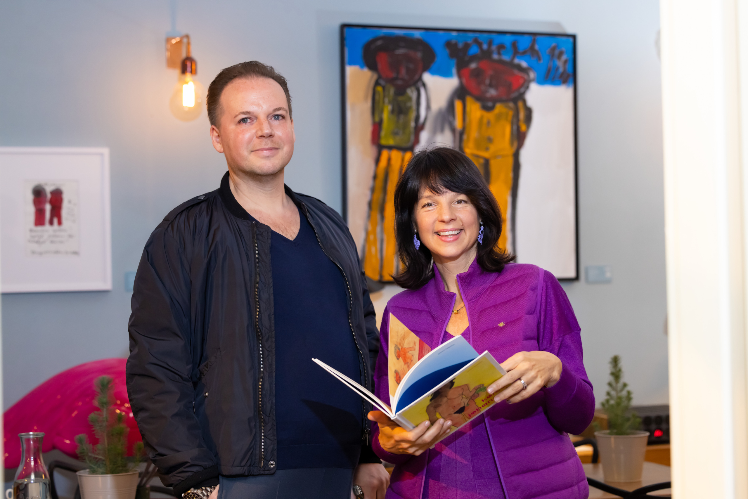 Nina Katschnig, Chefin der „Galerie Gugging“, hat in Marco Simonis Kult-Treff „Bastei 10“ eine Wiener Dependance installiert. Die „Galerie Gugging Vienna“ zeigt internationale Art brut in Wohnzimmer-Atmosphäre. Die Galeristin & der Gastro-Star im Interview.