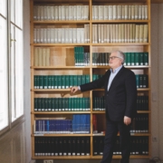 Markus Feigl ist Chef des Büchereiverbandes Österreich BVÖ, der 1.358 Büchereien in ganz Österreich betreut, und Vorsitzender der „Stiftung Lesen Österreich“. Beide Institutionen unterstützen den Vorlesetag am 23. März. Feigl im Interview über die Wichtigkeit des Lesens und über seine Liebe zu Büchern.