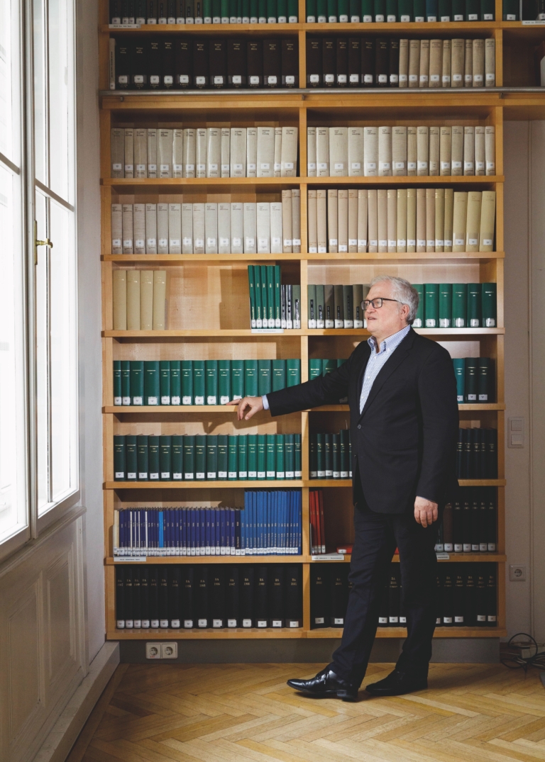 Markus Feigl ist Chef des Büchereiverbandes Österreich BVÖ, der 1.358 Büchereien in ganz Österreich betreut, und Vorsitzender der „Stiftung Lesen Österreich“. Beide Institutionen unterstützen den Vorlesetag am 23. März. Feigl im Interview über die Wichtigkeit des Lesens und über seine Liebe zu Büchern.