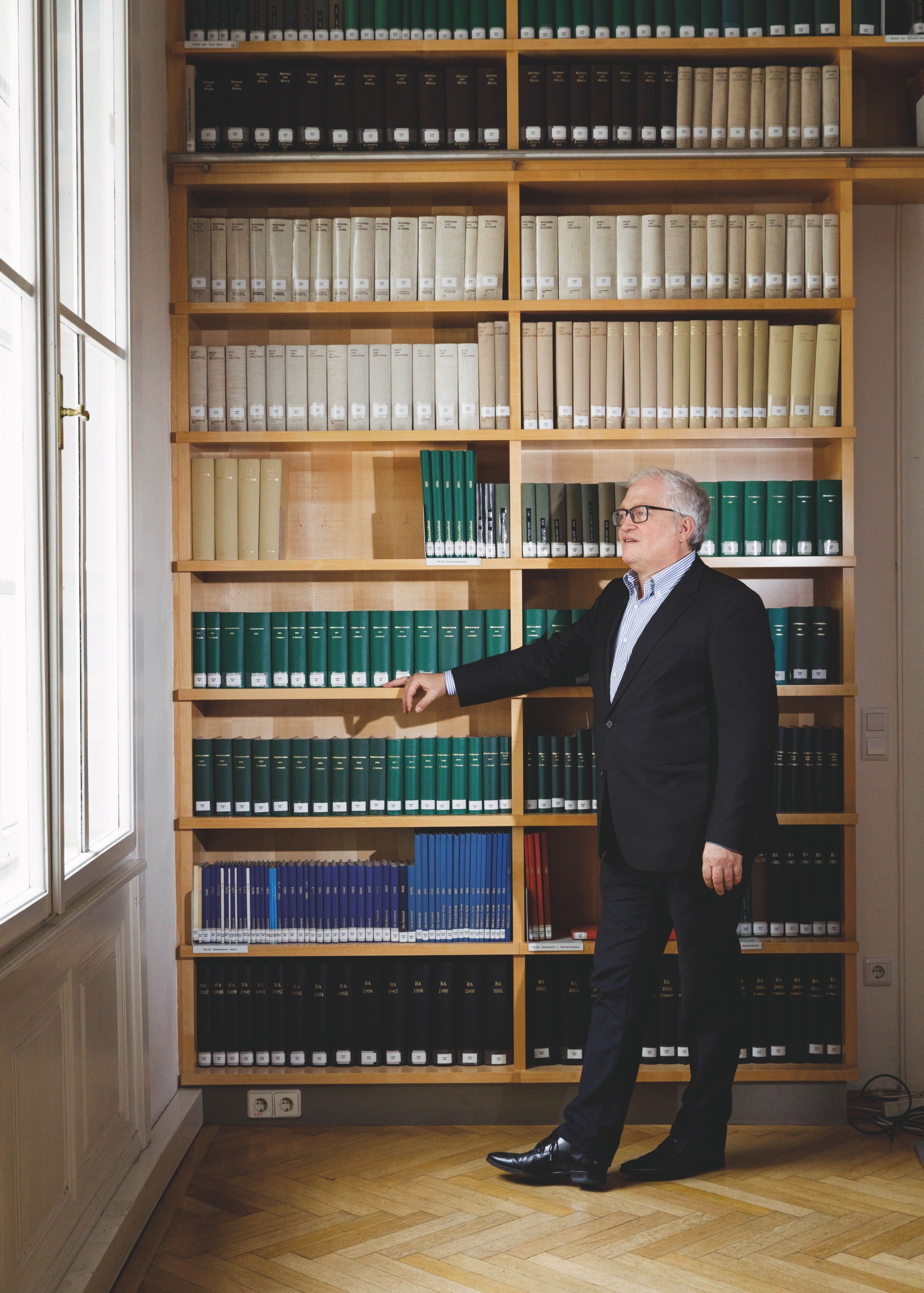 Markus Feigl ist Chef des Büchereiverbandes Österreich BVÖ, der 1.358 Büchereien in ganz Österreich betreut, und Vorsitzender der „Stiftung Lesen Österreich“. Beide Institutionen unterstützen den Vorlesetag am 23. März. Feigl im Interview über die Wichtigkeit des Lesens und über seine Liebe zu Büchern.