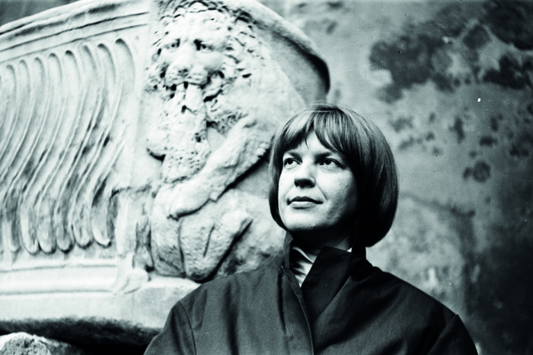 Im Literaturmuseum der Österreichischen Nationalbibliothek werden bis 5. November 2023 Manuskripte, Typoskripte, Bücher und Objekte aus dem Nachlass von Ingeborg Bachmann präsentiert.