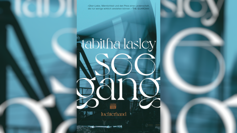 Wie geht es Männern, die wochenlang keine Frauen um sich haben und auch sonst völlig abgeschieden leben müssen? Das fragt sich die Journalistin, Autorin und Ich-Erzählerin in Tabitha Lasleys „Seegang“.