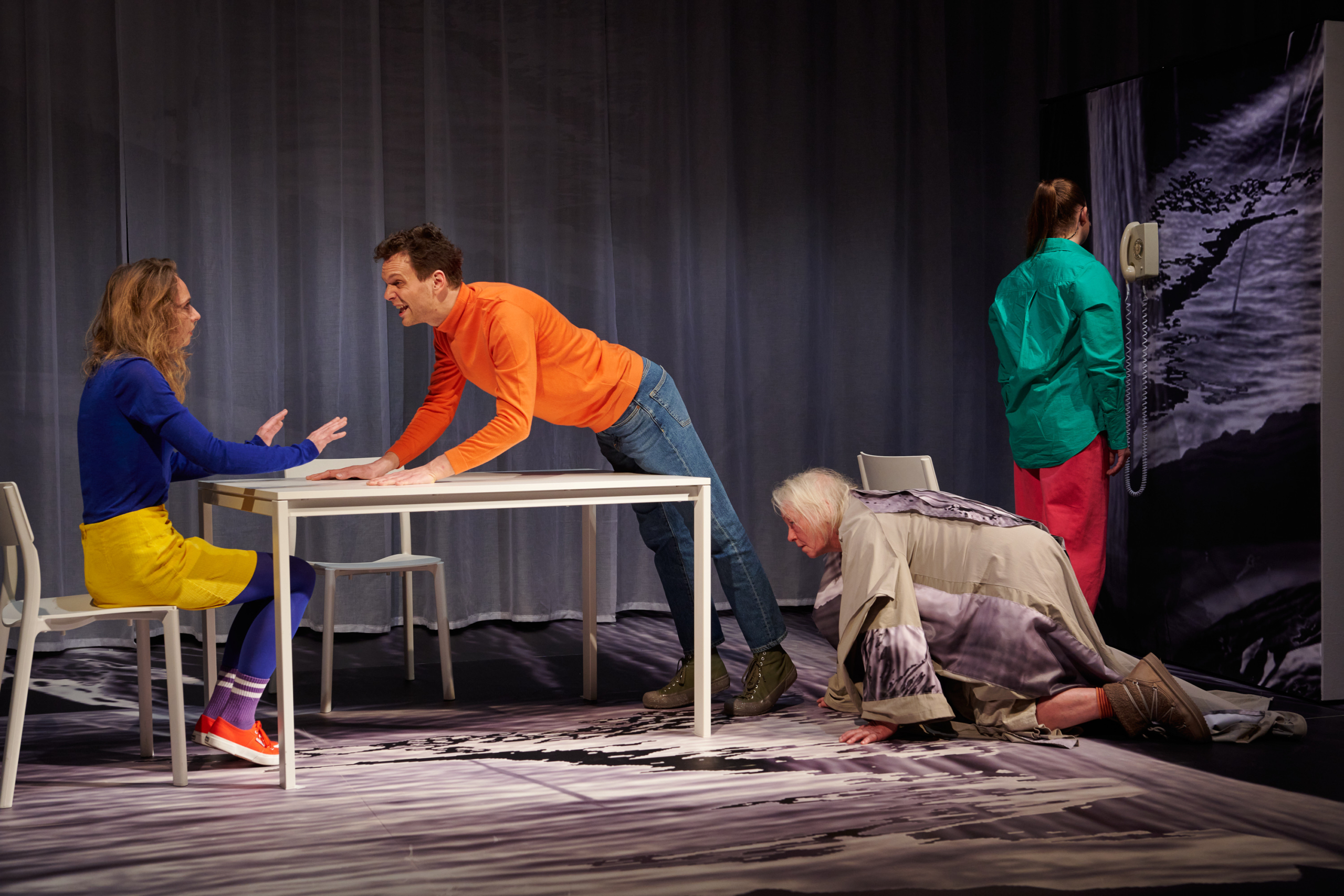 Ein Mehrparteienhaus in einer Stadt, eine alte Frau stirbt in ihrer Wohnung und wird lange nicht aufgefunden – die Nachbarn bleiben betroffen zurück und stellen sich Fragen. Wäre es nicht die Pflicht des Hausmeisters gewesen, in der Wohnung einmal nachzuschauen? Das ist der Ausgangspunkt für eine Art Theatermeditation zum Thema alt und einsam.