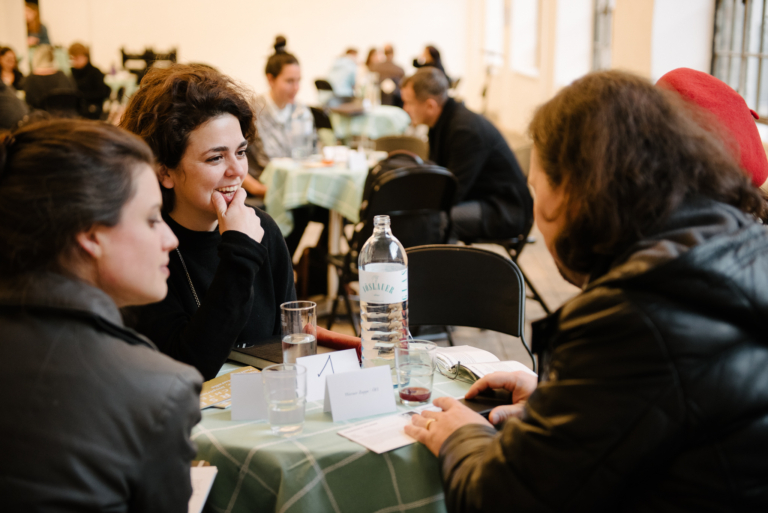 Bis 1. Mai können sich Drehbuchautorinnen und -autoren beim Wettbewerb „Diverse Geschichten-Drehbücher der kulturellen Vielfalt“ bewerben, um dann mit Profis an ihren Drehbüchen zu feilen.