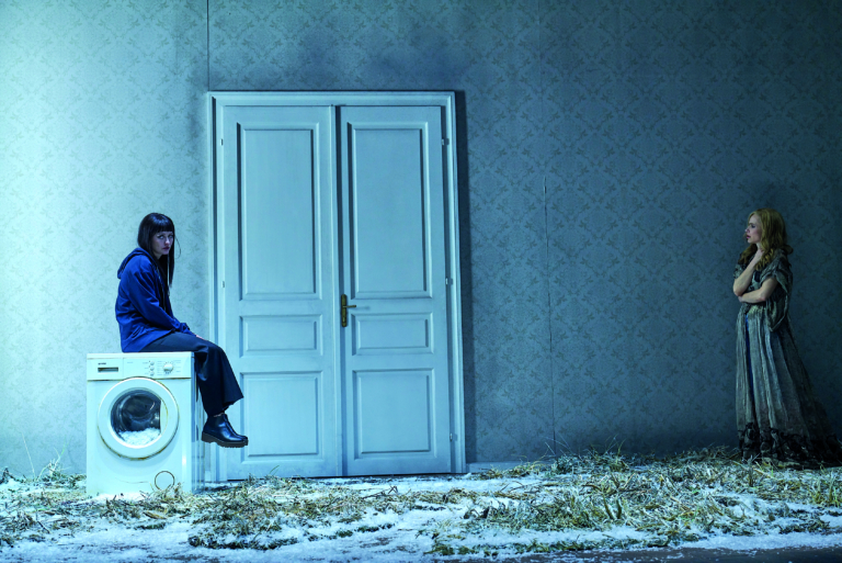 Nach der Vertreibung der Nazis 1945, kurz vor dem Ausbruch des Balkankriegs 1990 und 2011, als Kroatien mit der EU über eine Mitgliedschaft verhandelt: wir sind jeweils mittendrin in einer kroatischen Familie in einem herrschaftlichen Haus, das ihnen die Kommunisten zugeteilt haben.