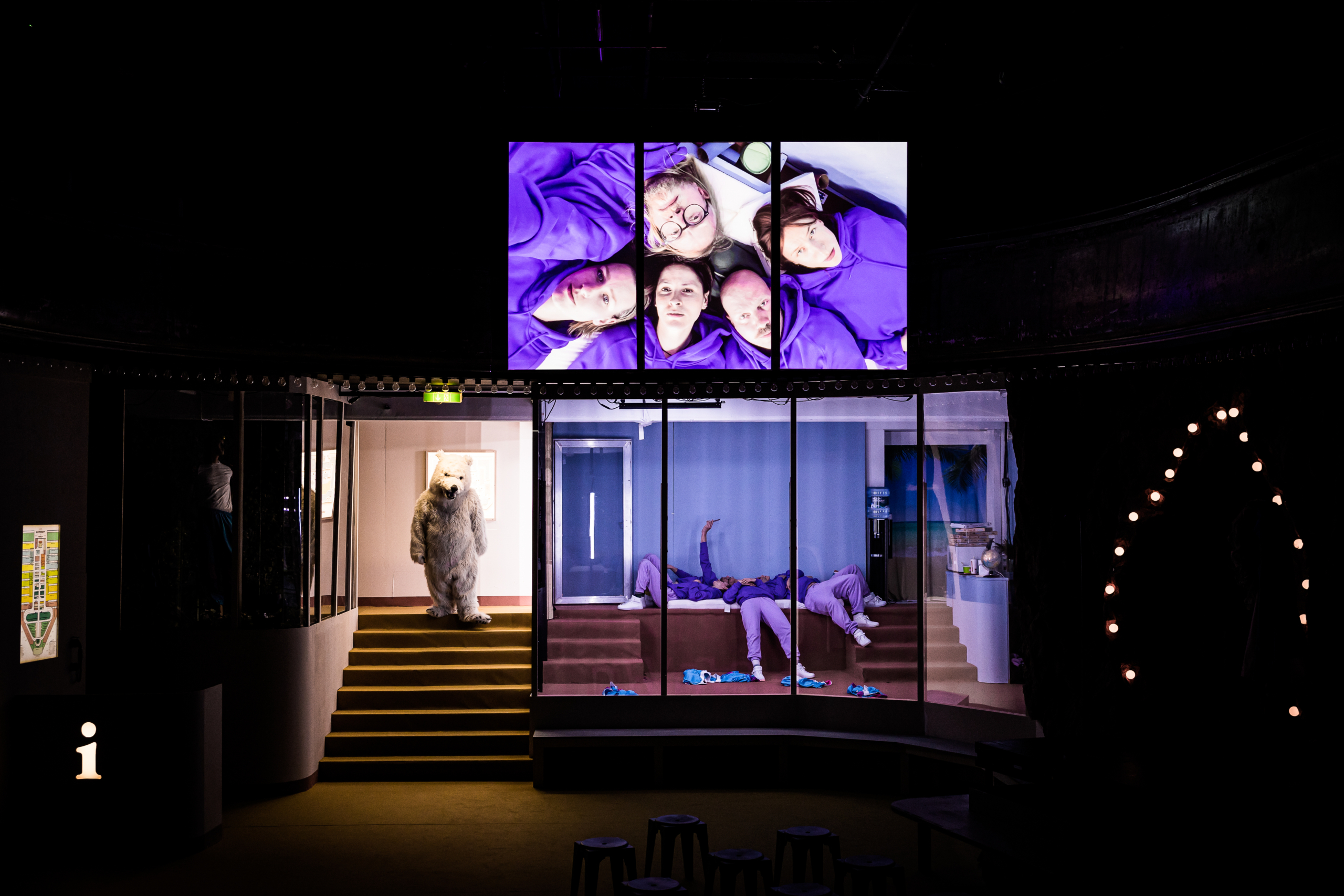 Eisbären – Dramolette im Schauspielhaus. Am besten wäre es gar nicht mehr aufzustehen, nicht aus dem Haus zu gehen oder – Gott behüte! – andere Menschen zu treffen…