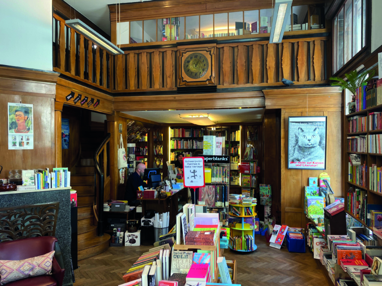 Die Buchhandlung analog wird heuer auch den Büchertisch beim Literaturfestival Rund um die Burg bereitstellen.