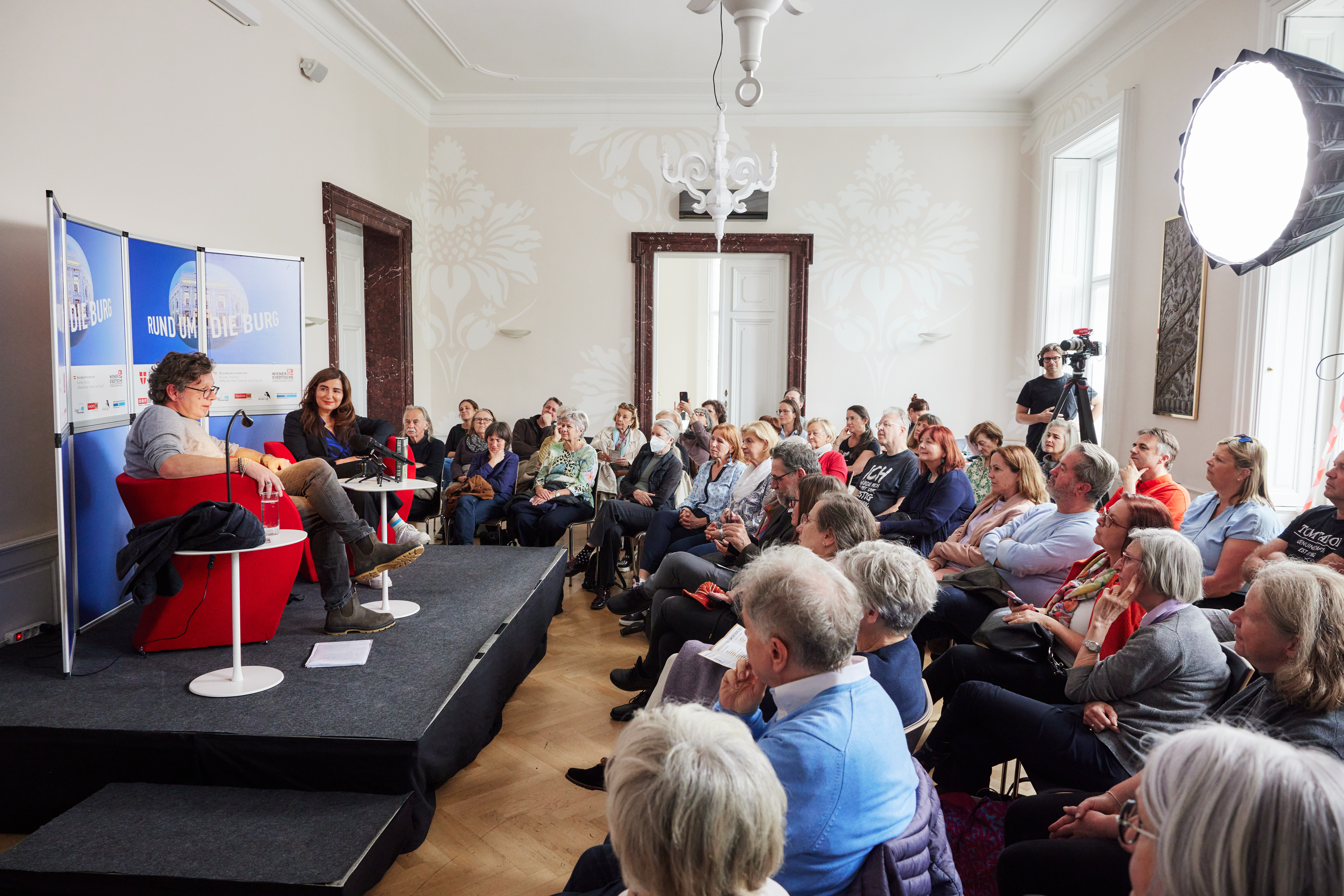 „Rund um die Burg“ bedankt sich bei seinen Unterstützern – der Stadt Wien, dem Kulturministerium, der Wiener Städtischen Versicherung, Münze Österreich, Bauer Medien, com_messenger und Gastgeber Café Landtmann.