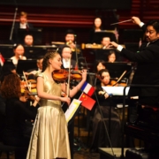 Alma Deutscher, die gefeierte junge Komponistin, Geigerin und Pianistin, wird erstmals in Wien als Dirigentin auftreten und gemeinsam mit der renommierten Wiener Johann Strauss Capelle ein Promenaden Konzert präsentieren, das Favoriten aus der Wiener Klassik sowie eigene Werke umfasst.