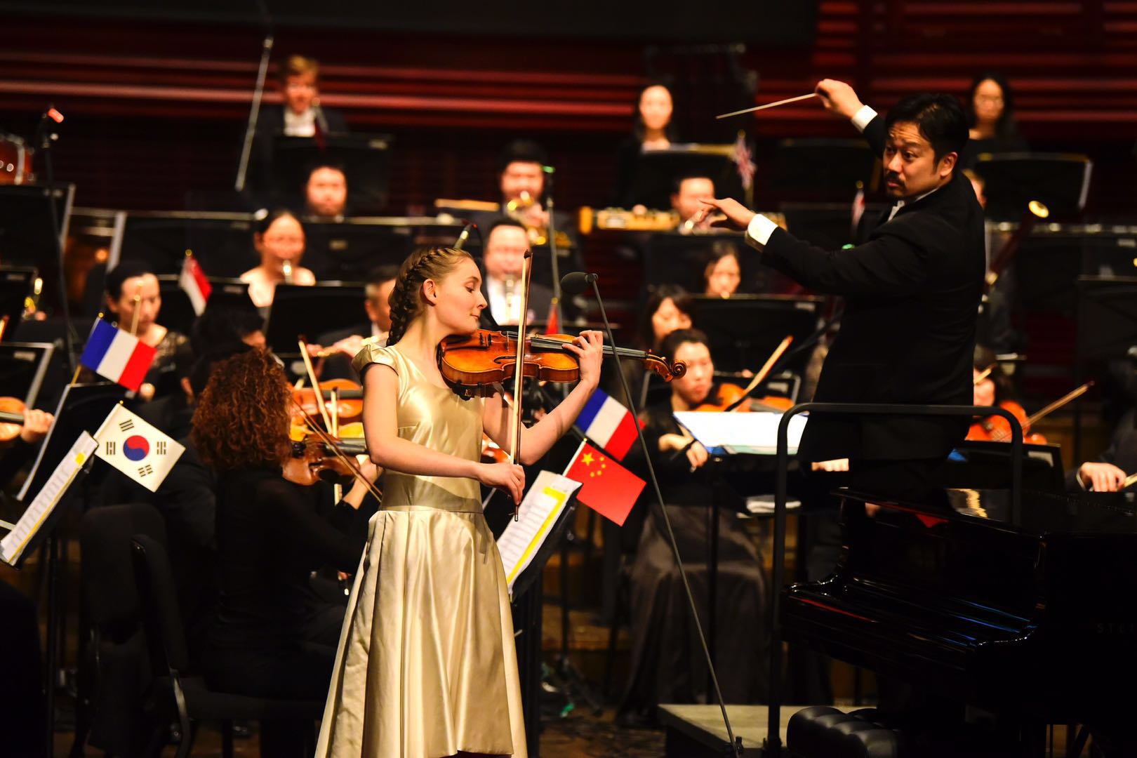 Alma Deutscher, die gefeierte junge Komponistin, Geigerin und Pianistin, wird erstmals in Wien als Dirigentin auftreten und gemeinsam mit der renommierten Wiener Johann Strauss Capelle ein Promenaden Konzert präsentieren, das Favoriten aus der Wiener Klassik sowie eigene Werke umfasst.