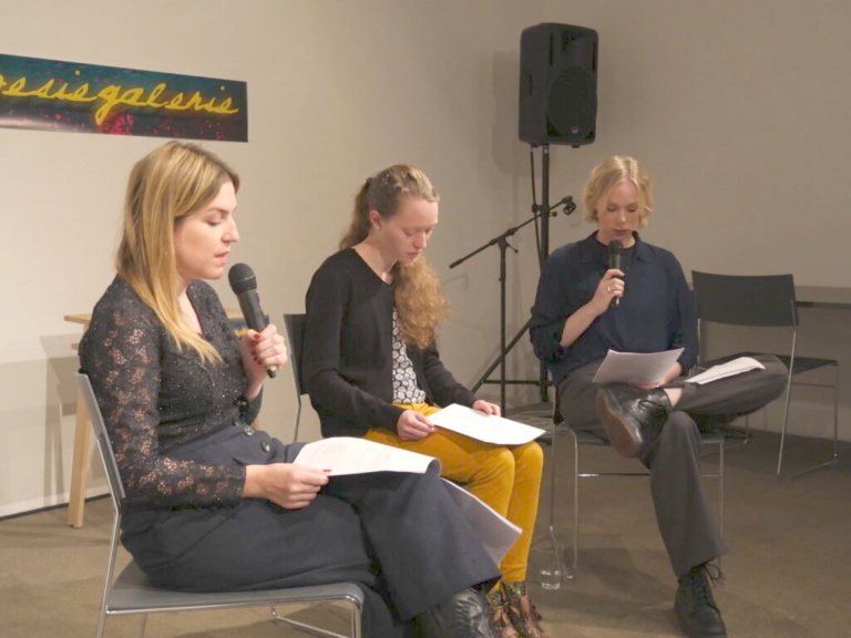 Frieda Paris, Sara Schmiedl & Hannah Bründl beim „Fest der Poesie“ 2022. – ©poesiegalerie