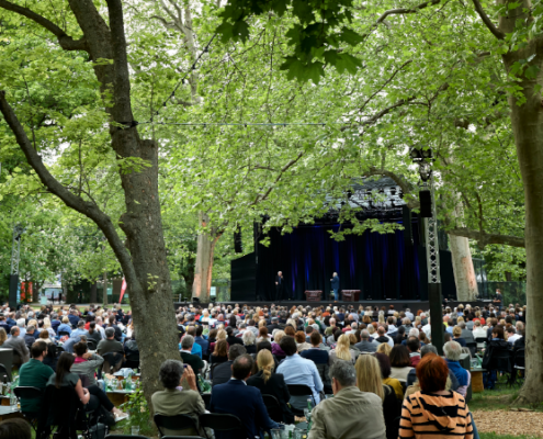 Die Sommerkultur-Initiative von Georg Hoanzl und Michael Niavarani geht heuer bereits ins 4. Jahr. Das Erfolgskonzept: Theater, Musik, Literatur und Kabarett in lauschiger Atmosphäre unter wunderschönen Bäumen.