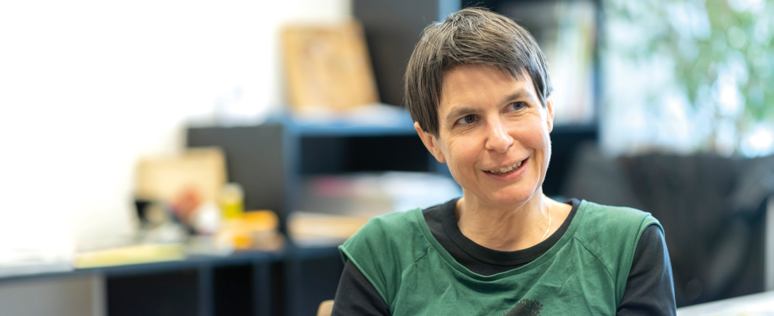 Stark verbreitet und schambehaftet: 1 Million Österreicherinnen und Österreicher können nicht sinnerfassend lesen. Ein Interview mit Angelika Hrubesch, der Leiterin des Alfa-Zentrums in den Wiener Volkshochschulen. 