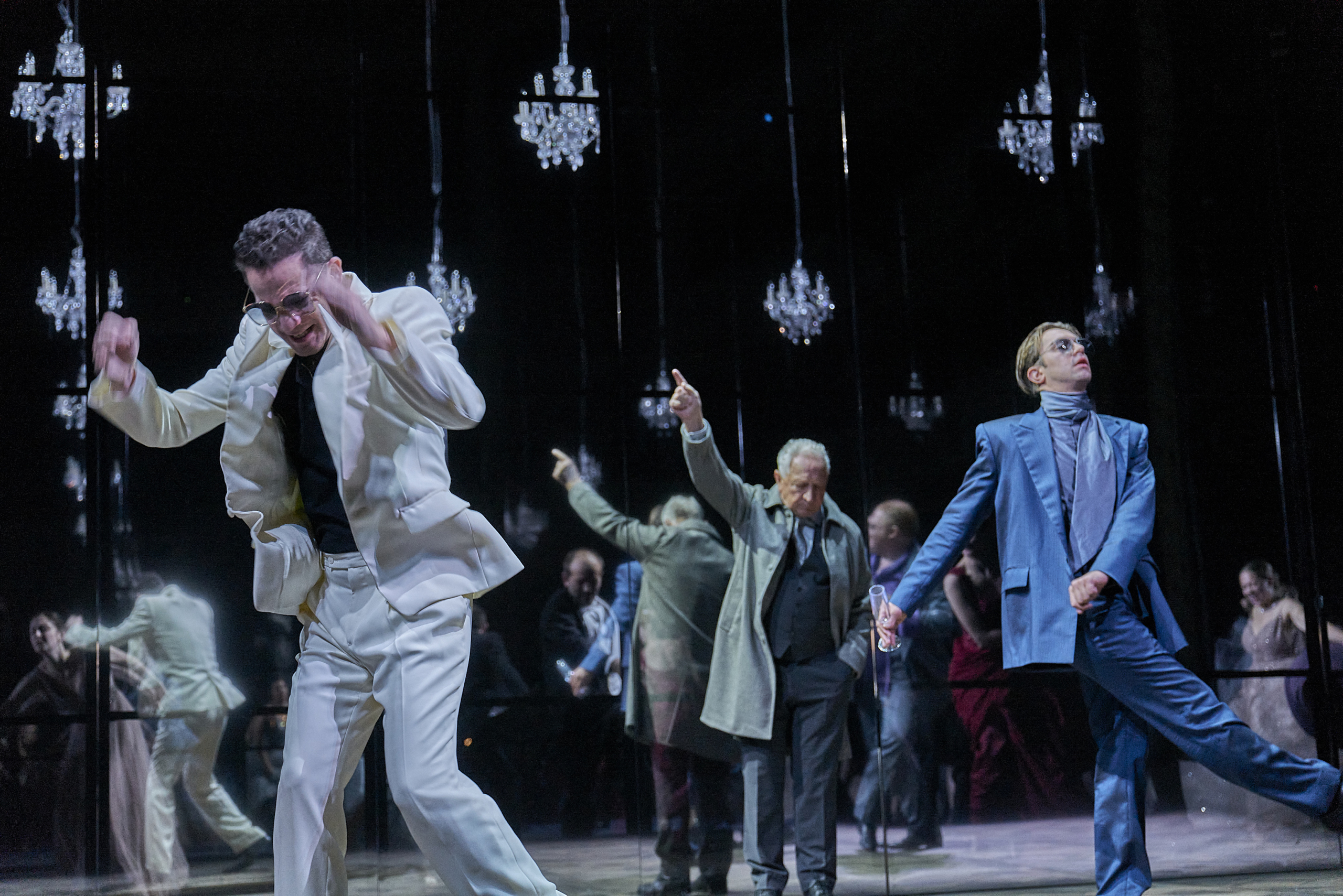 Bussi-Bussi bei Jauchenduft – Martin Kušej inszeniert Molieres „Menschenfeind“ im Burgtheater. – ©Matthias Horn