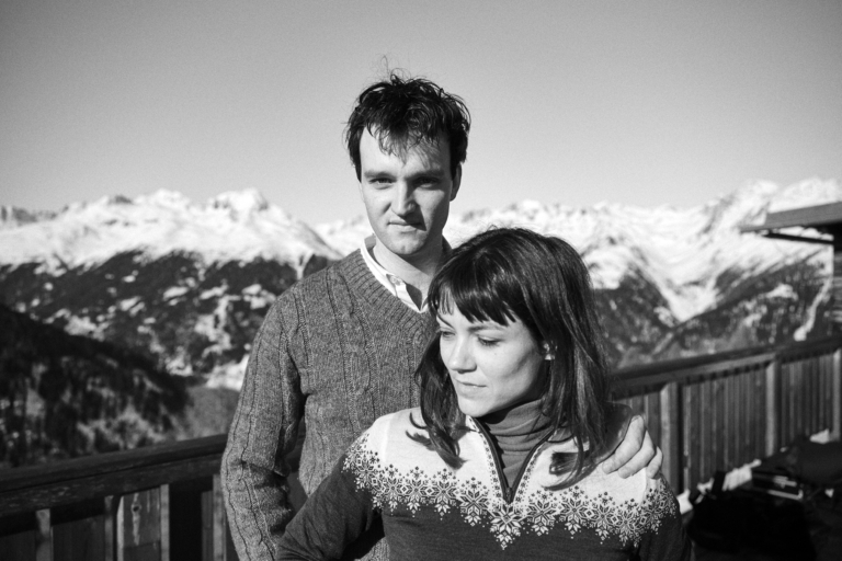 Bei den Filmfestspielen in Venedig lief der Film im Hauptbewerb, ab 10. November ist er auch in Österreich zu sehen. DIE THEORIE VON ALLEM von Timm Kröger scheint aus der Zeit gefallen, gedreht wurde in s/w und es geht auch irgendwie um Paralleluniversen.