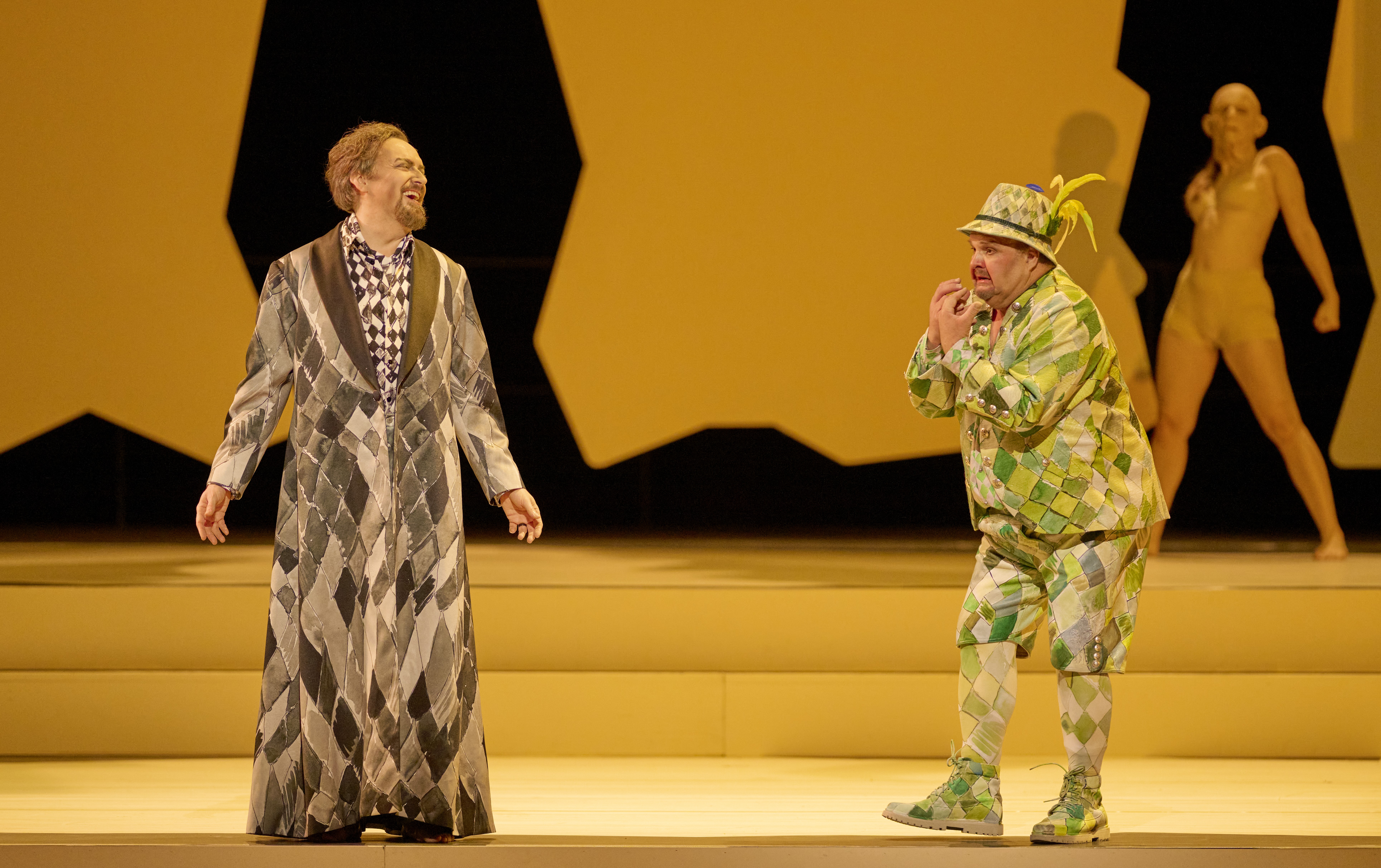 Der Tod, das muss ein Wiener sein. Denn in György Ligetis einziger, 1978 in Stockholm uraufgeführten Oper „Le Grande Macabre“, findet der Weltuntergang nicht statt, weil dem Tod der Wein zu gut schmeckt und er betrunken die Apokalypse verschläft.