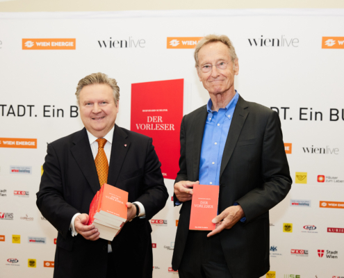 Bürgermeister Michael Ludwig mit Autor Bernhard Schlink. – ©Stefan Burghart