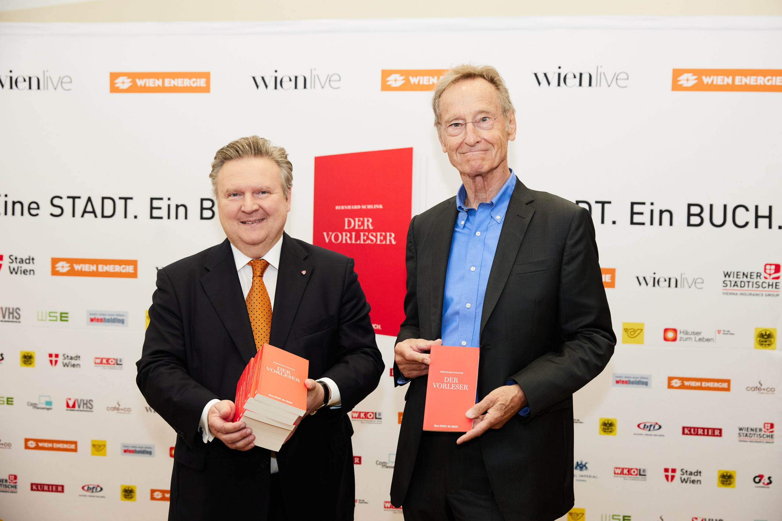 Bürgermeister Michael Ludwig mit Autor Bernhard Schlink. – ©Stefan Burghart