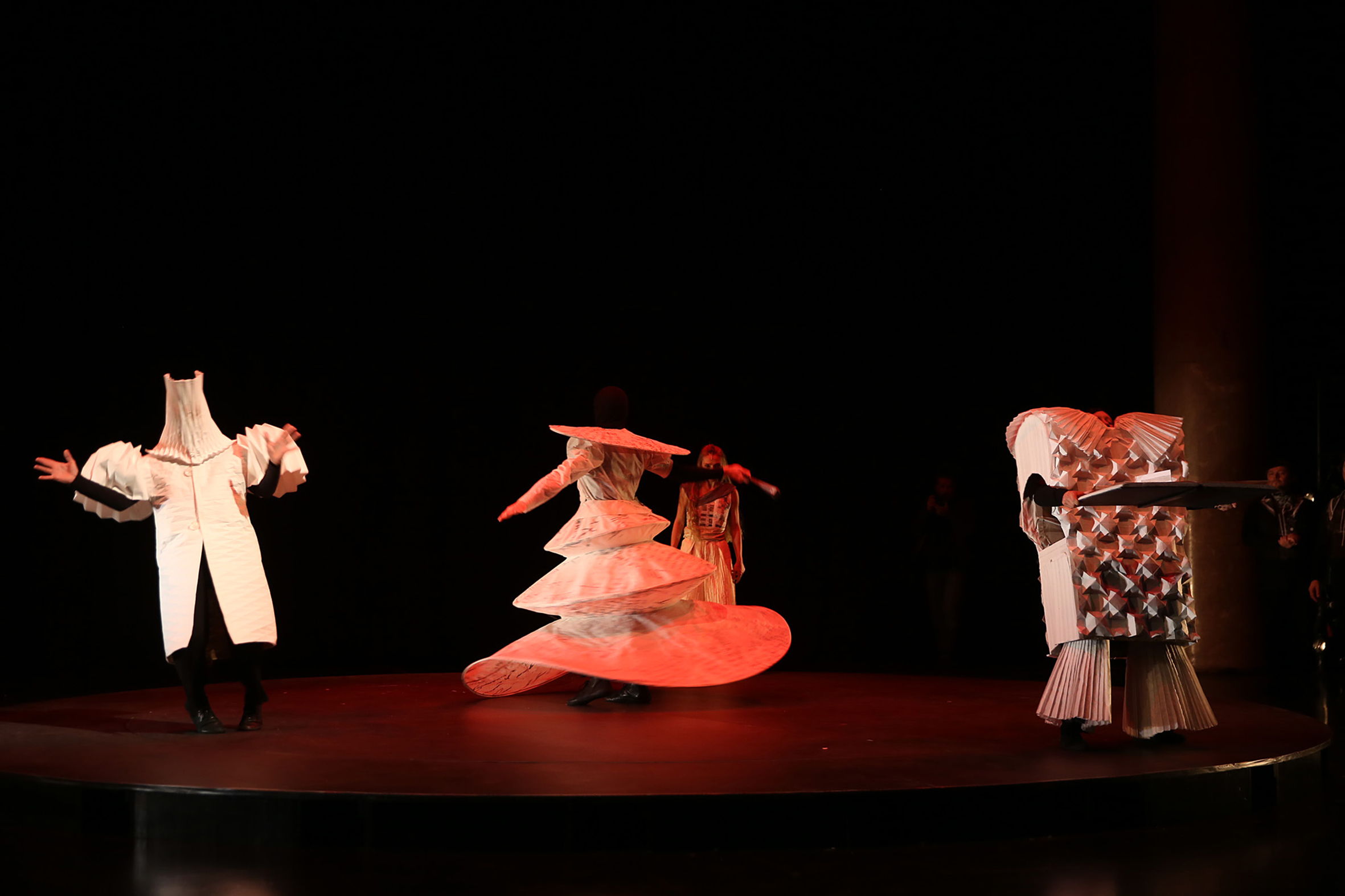 Im Odeon hatte jetzt im Rahmen des Wien Modern Festivals die Gemeinschaftsproduktion des Serapionstheaters mit dem Sirene-Operntheaters „Alice“ Premiere. – ©Odeon/Stefan Smidt