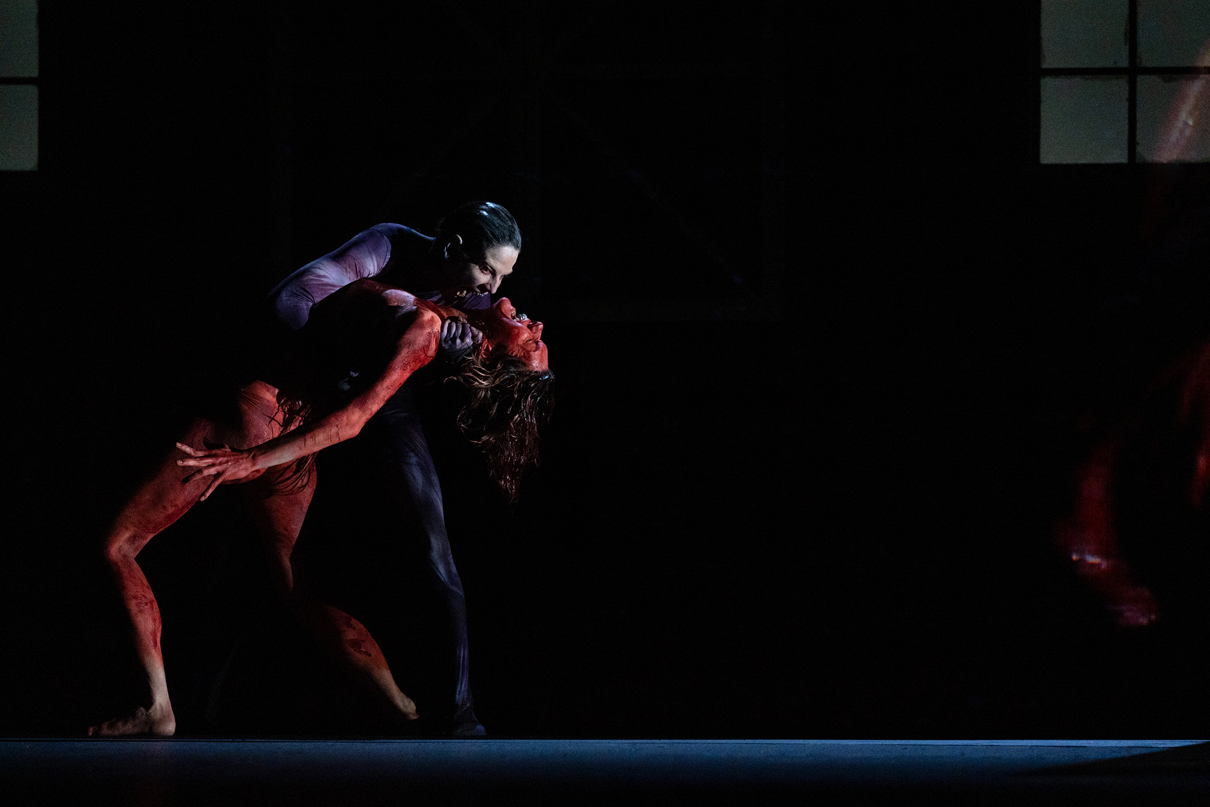 In Krisenzeiten haben Horrorgeschichten angeblich Konjunktur – und das hat ja durchaus Sinn. So sollen etwa während der Pandemie Liebhaber von „The Walking Dead“ und Co. besser mit den psychischen Beeinträchtigungen zurande gekommen sein als andere.