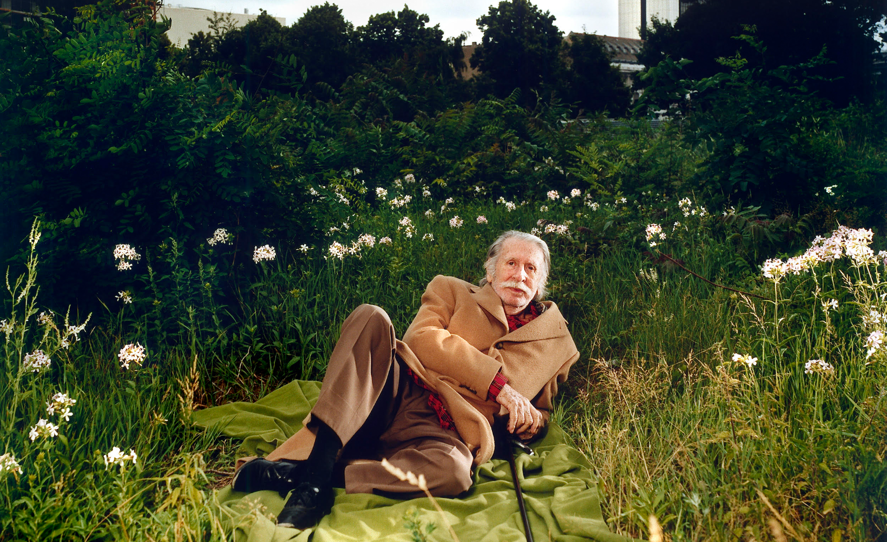 Heuer ist ja ein richtiges Literatur-Gedenkjahr: 100. Todestag Franz Kafka, 150. Geburtstag von Hugo von Hofmannsthal, 150. Geburtstag von Karl Kraus und Friederike Mayröcker wäre im Dezember 100 Jahre alt geworden. Auf einen gerade auch für Wien wichtigen Autor und Spielmacher (Regisseur wollte er nicht genannt werden) könnte da leicht vergessen werden, aber George Tabori wurde vor 110 Jahren in Budapest – damals noch Österreich-Ungarn – geboren.