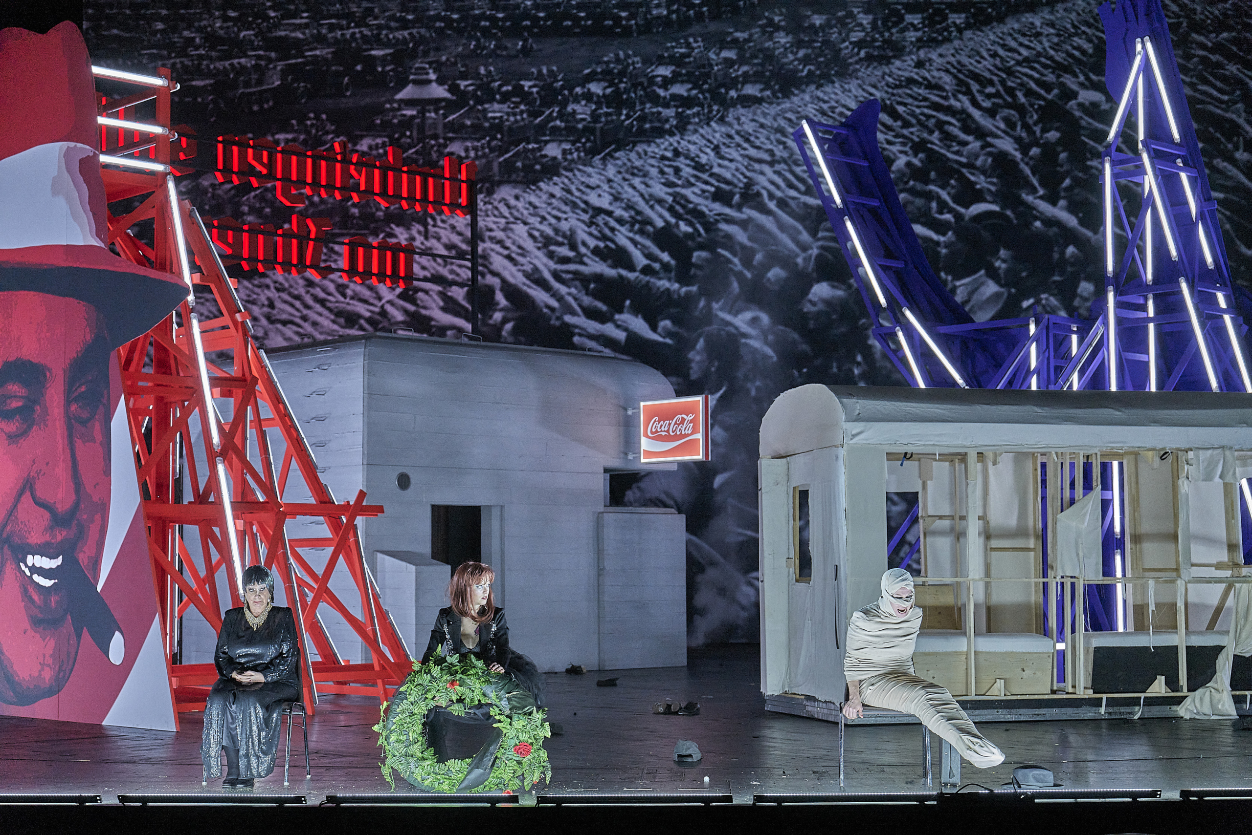 Der sogenannte „Heldenplatz-Skandal“ gehört zur österreichischen Zeitgeschichte wie der Einsturz der Reichsbrücke oder der Autounfalltod Jörg Haiders. Es ranken sich viele Legenden um das letzte große Stück Thomas Bernhards, der nur Monate später 1989 verstorben ist.
