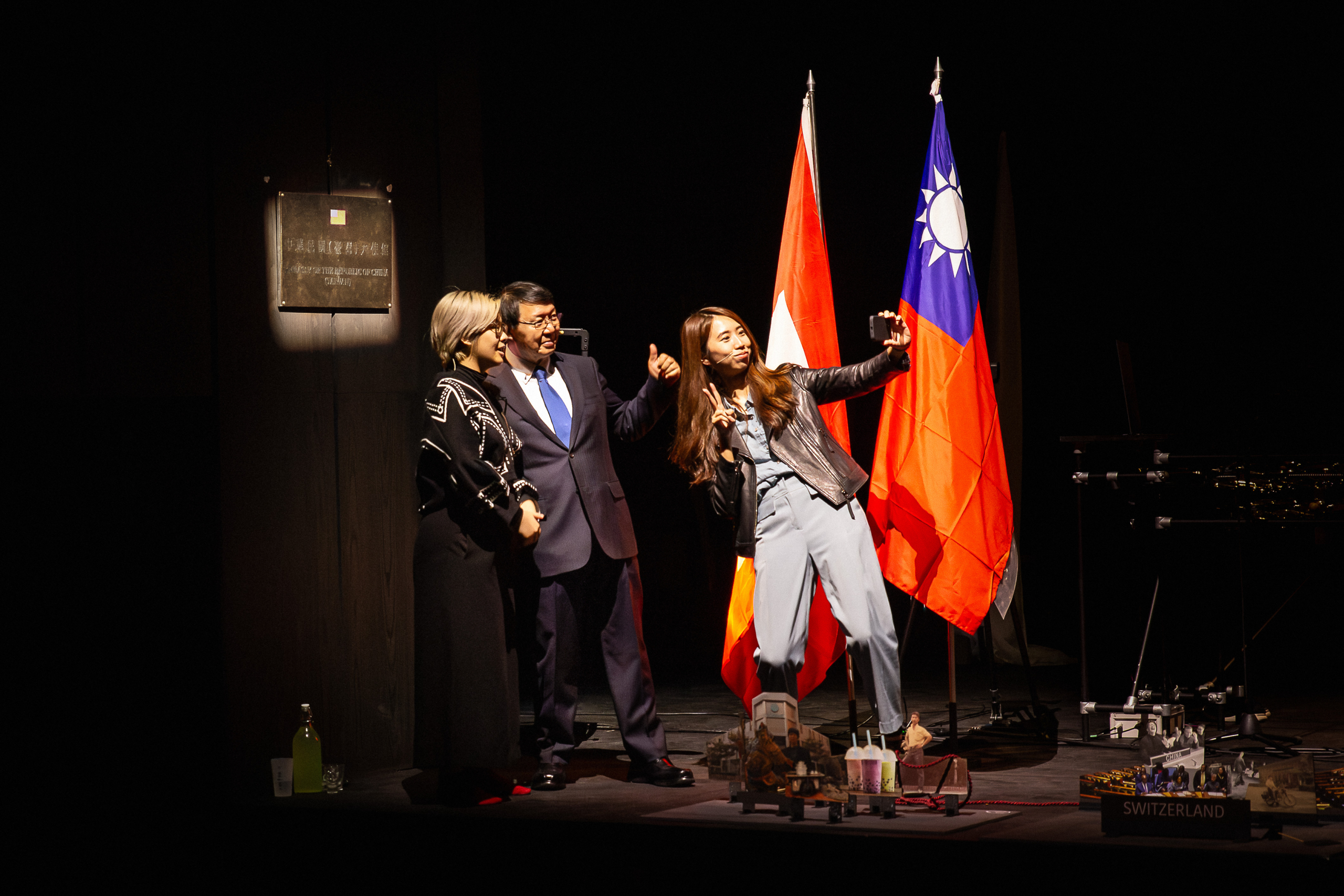 Die Gruppe Rimini Protokoll tourt jetzt mit dem Abend über Taiwan „Dies ist keine Botschaft (Made in Taiwan)“ durch europäische Theater.