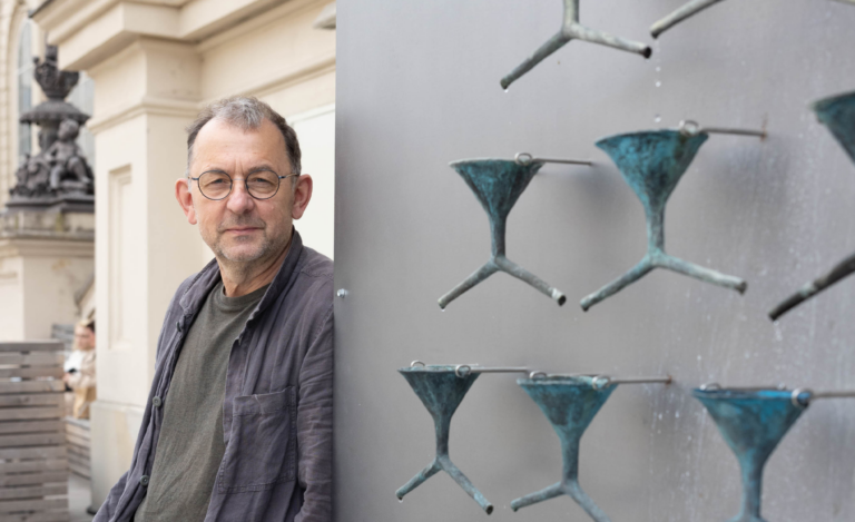 Bis Ende Oktober steht im MQ jetzt ein ganz spezieller Brunnen, der an die Endlichkeit unserer Ressourcen hinweisen soll.