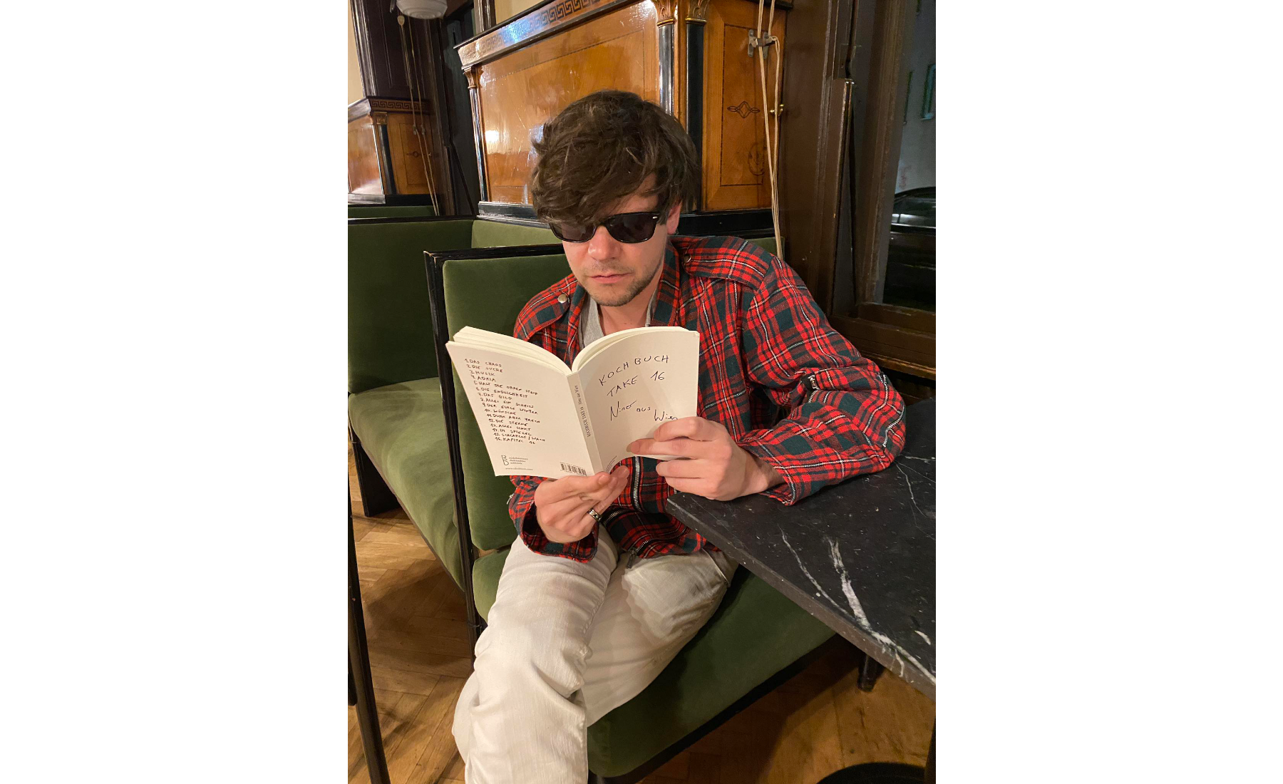 Der Nino aus Wien ist seit Jahren eine feste Größe in der heimischen (Alternativ)Musikszene. Kürzlich hat er sein erstes Buch geschrieben.