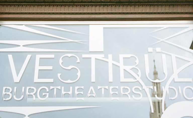 Nächste Woche können im Vestibül im Burgtheater, im Stelldichein Meierei im Vestibül und im Restaurant Vestibül bei freiem Eintritt Lesungen und Diskussionen mit aktuellen Autorinnen und Autoren besucht werden.