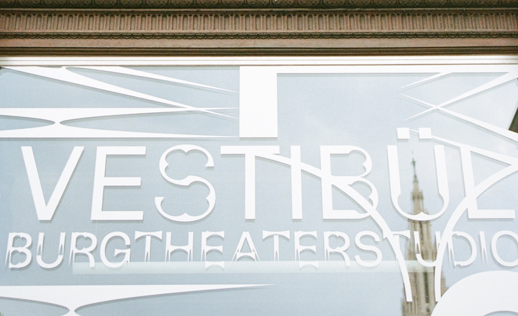 Nächste Woche können im Vestibül im Burgtheater, im Stelldichein Meierei im Vestibül und im Restaurant Vestibül bei freiem Eintritt Lesungen und Diskussionen mit aktuellen Autorinnen und Autoren besucht werden.