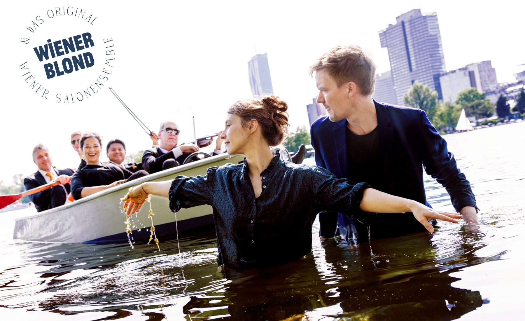 „Duo Dynamit“, „Die Kaffeehausspekulanten“, „Die Schnitzelfresser“. Schon zu Beginn ihrer gemeinsamen, der geneigten Öffentlichkeit zugewandten, Musik, war Wortwitz ein verfestigtes Anliegen von Verena Doublier und Sebastian Radon, zumindest nachdem man das schlichte „Doublier/Radon“ rasch verworfen hatte. Schließlich erwies sich „Wiener Blond“ als die „knackigste“ Variante.