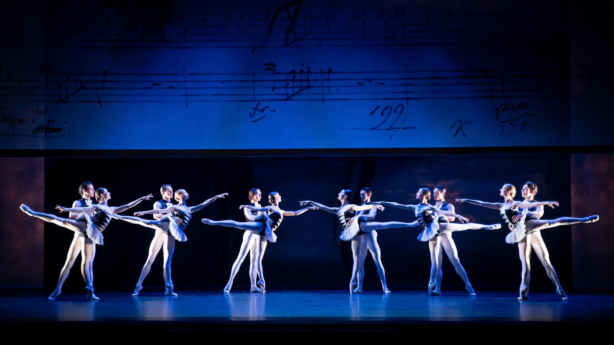 Das Wiener Staatsballett zeigt mit „Les Sylphides“ Choreographien von Michel Fokine und Uwe Scholz sowie eine Uraufführung von Adi Hanan.