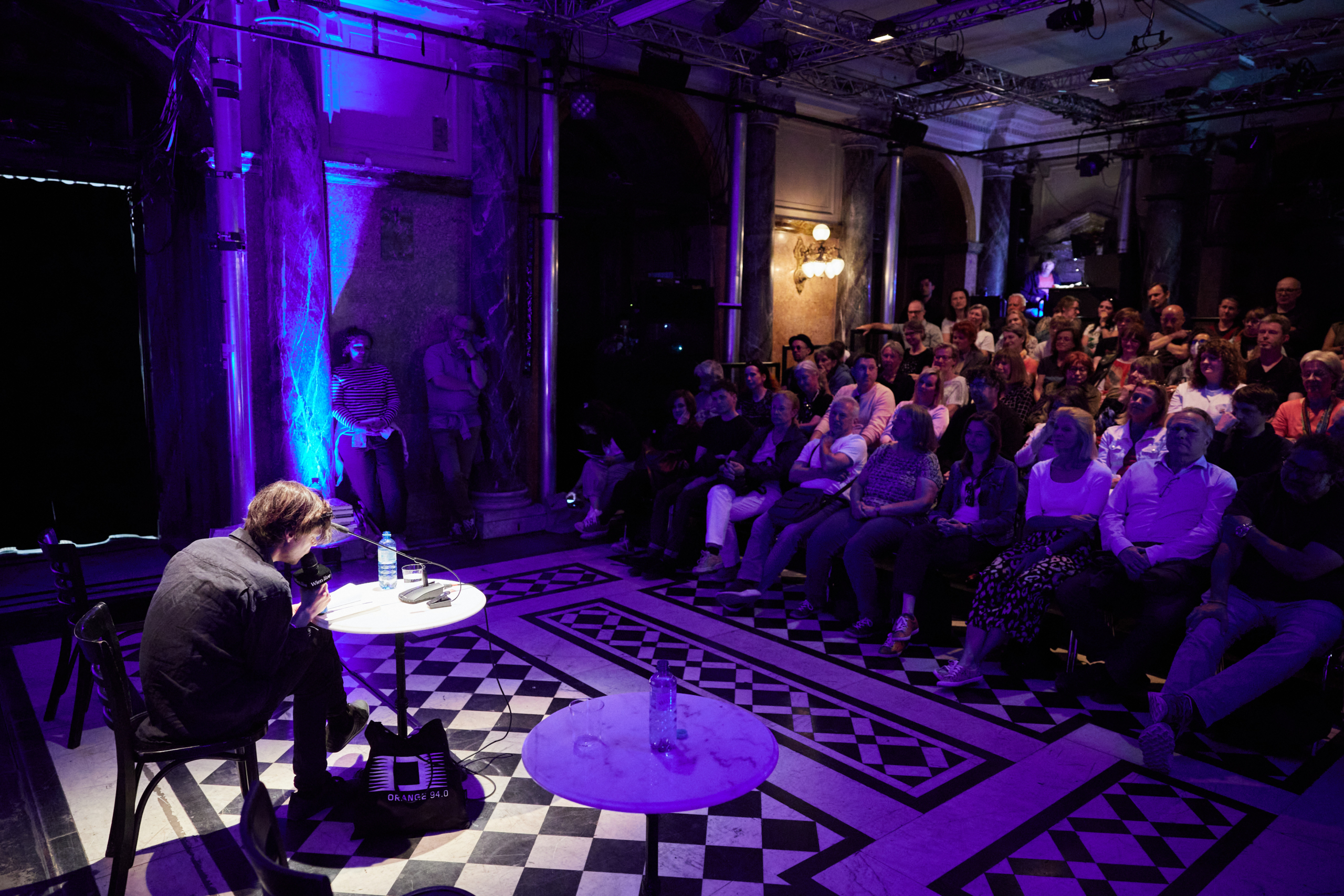 Nino aus Wien las aus seinem neuen Buch „Kochbuch Take 16“. – ©Stefan Burghart